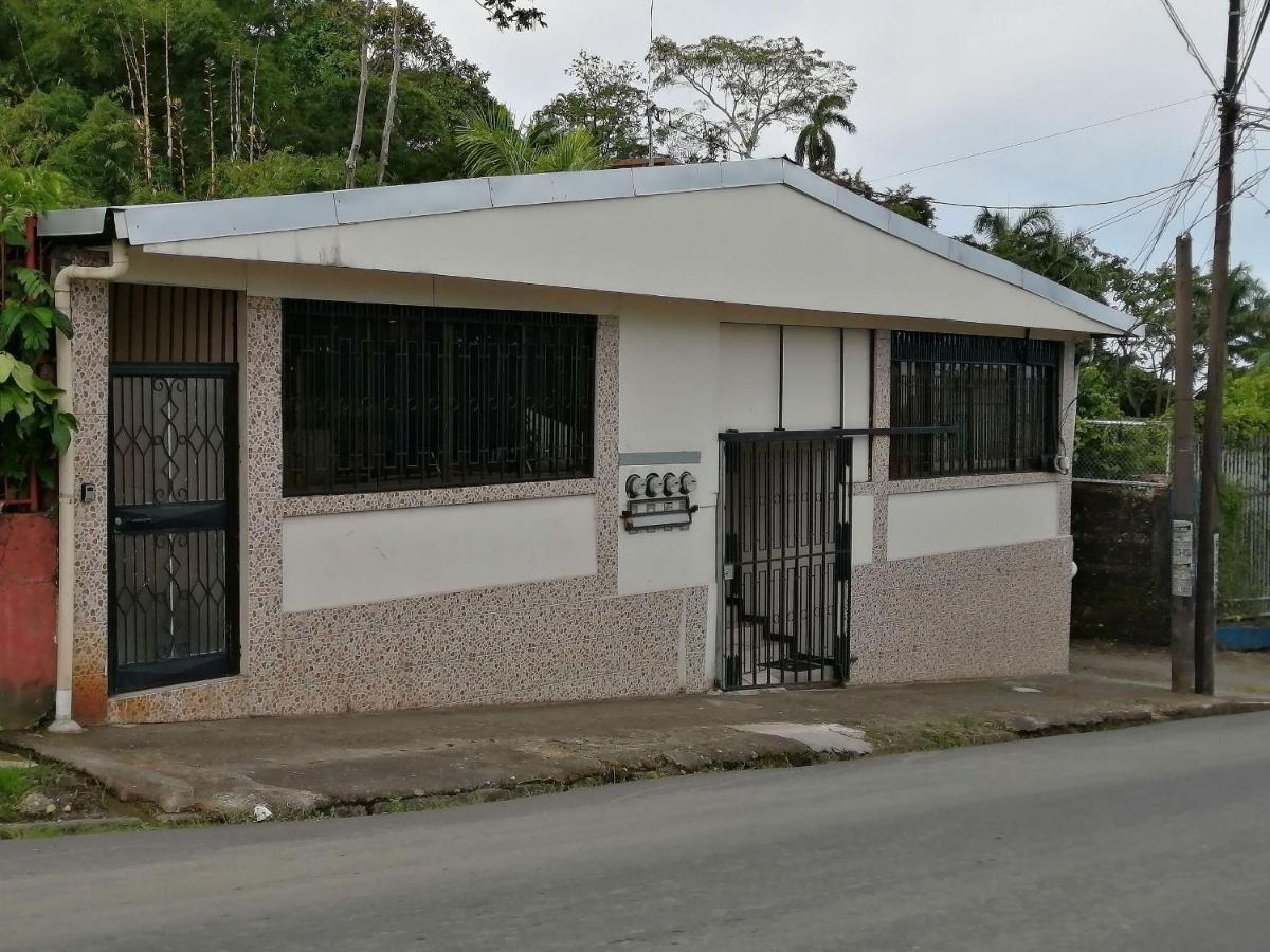 Marta's Guesthouses, Con Entrada Autonoma * Puerto Limon